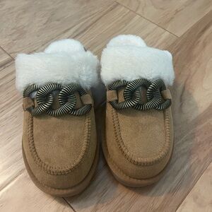 New Matisse Tan and White Slippers with Plush Lining